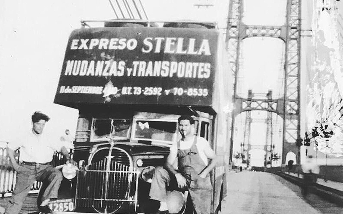 Camión de Expreso Stella cruzando un puente, mudanzas y transportes desde 1925